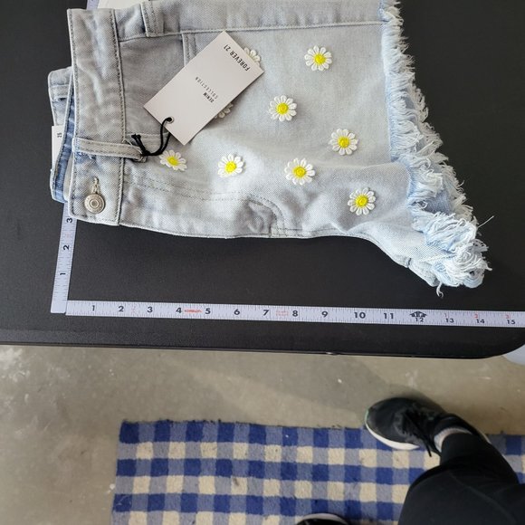 NWT Forever 21 Sunflower Embellished Fray Hem Cutoff Denim Blue Jean Shorts 25 - Picture 5 of 11